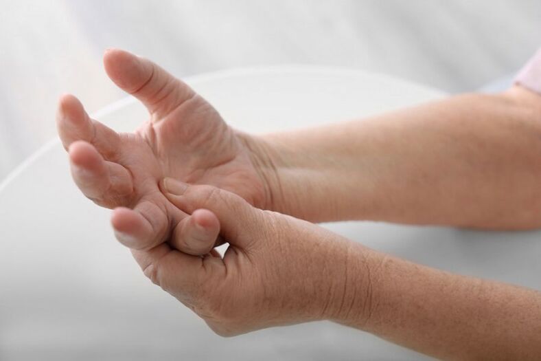 درد در دست ها و انگشتان یک علامت شایع پوکی استخوان گردن رحم است