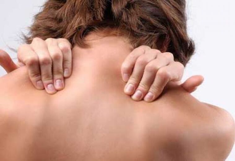 یکی از علائم پوکی استخوان قفسه سینه درد درد بین تیغه های شانه است. 