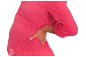 یک زن باردار ممکن است با درد دردناک در ناحیه کمر ناراحت شود